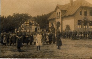 Klassenfoto vor der Schule 1920